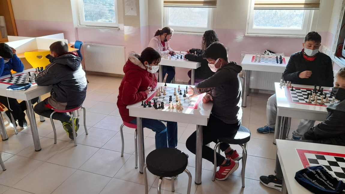Öğrencilerimiz Satranç Oynamayı Birbirinden Öğreniyor